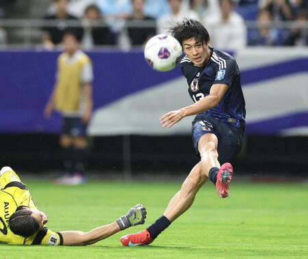 　後半、日本代表・中村敬斗はシュートを放つも、惜しくも外れる（撮影・北村雅宏）