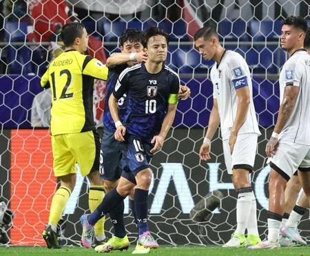 　前半、得点を挙げ、駆け出す日本代表・久保建英（中央）＝撮影・北村雅宏