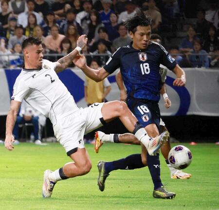 　後半、５点目を決める町野（右）