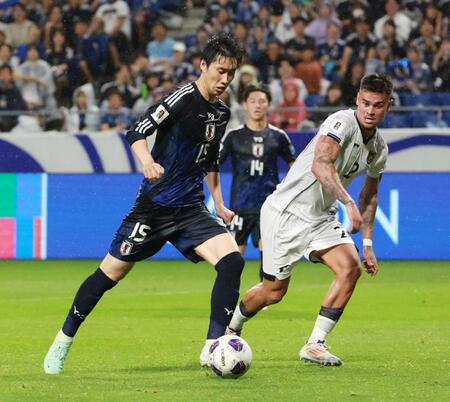 　後半、ゴール前へ持ち込み３点目を決める鎌田（左）