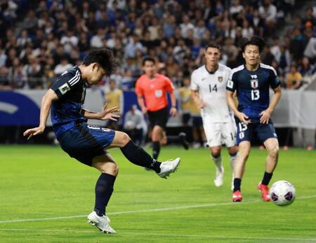 　後半、４点目を決める森下