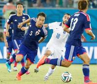 　日本－ギリシャ　前半、攻め込む長友（５）＝いずれもナタル（共同）