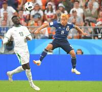 　後半、ヘディングでクリアする日本代表・長友＝ロシア・エカテリンブルク（撮影・堀内翔）