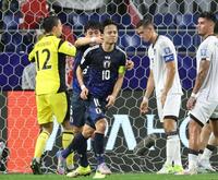 　前半、得点を挙げ、駆け出す日本代表・久保建英（中央）＝撮影・北村雅宏