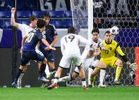 　前半、チーム２点目のゴールを決める久保（左手前）