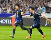 　前半、チーム２点目のゴールを決め、駆け出す久保（左）