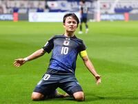 　前半、チーム２点目のゴールを決め喜ぶ久保