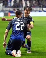 　前半、チーム２点目のゴールを決め喜ぶ久保
