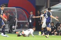 　前半、試合を見守る日本代表・森保一監督（中央）＝撮影・北村雅宏