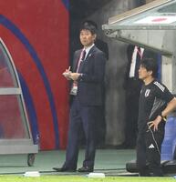 　前半、試合を見守る日本代表・森保一監督（左）＝撮影・北村雅宏