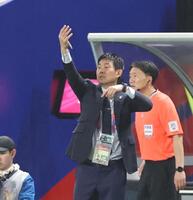 　前半、イレブンを鼓舞する日本代表・森保一監督（撮影・北村雅宏）