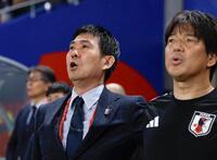 　インドネシア戦に臨む森保監督（左）と名波コーチ