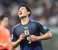 　後半、シュートを外し、残念がる日本代表・佐野海舟（撮影・北村雅宏）