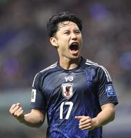 　後半、ゴールを奪いほえる日本代表・森下龍矢（撮影・北村雅宏）