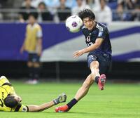 　後半、日本代表・中村敬斗はシュートを放つも、惜しくも外れる（撮影・北村雅宏）