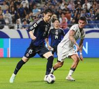 　後半、ゴール前へ持ち込み３点目を決める鎌田（左）