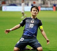 　前半、２点目を決め喜ぶ久保