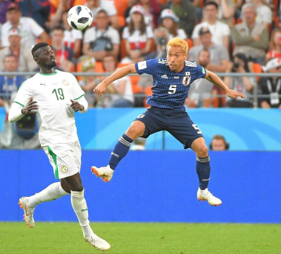 　後半、ヘディングでクリアする日本代表・長友＝ロシア・エカテリンブルク（撮影・堀内翔）