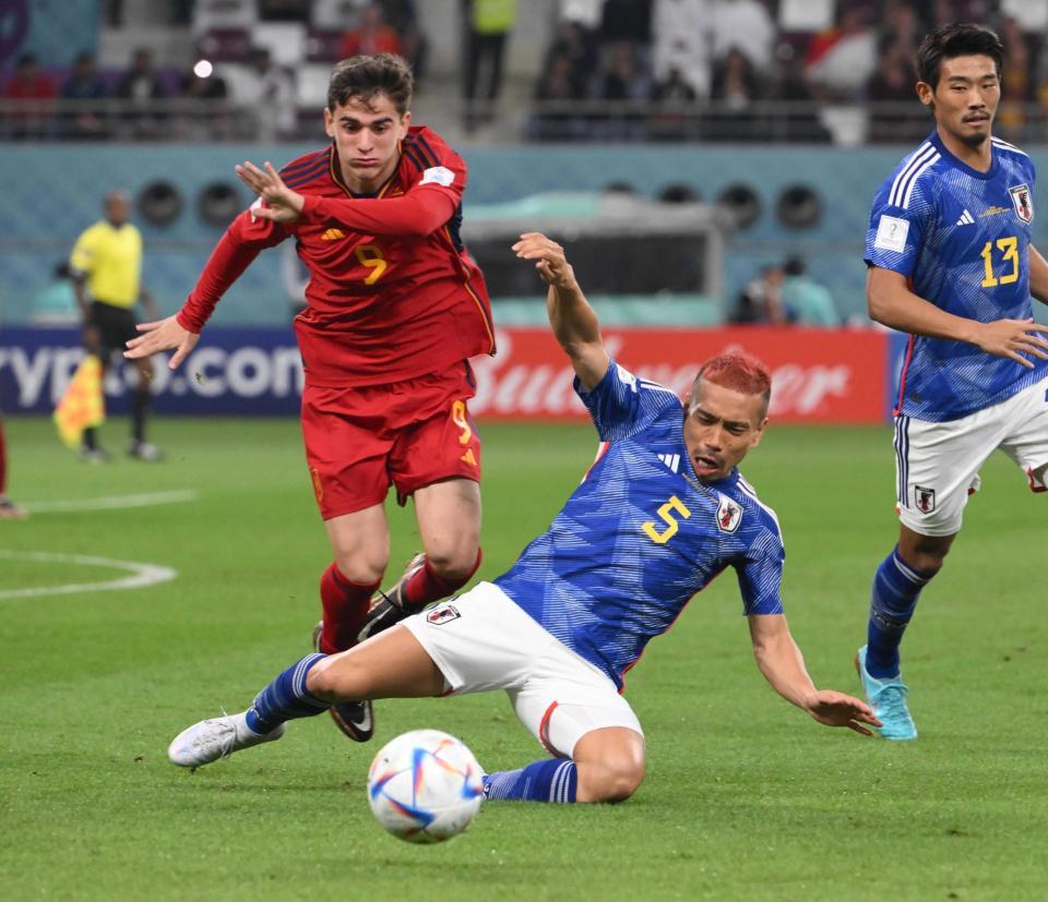 　前半、スライディングでボールを奪う長友佑都＝ハリファ国際スタジアム（撮影・金田祐二）