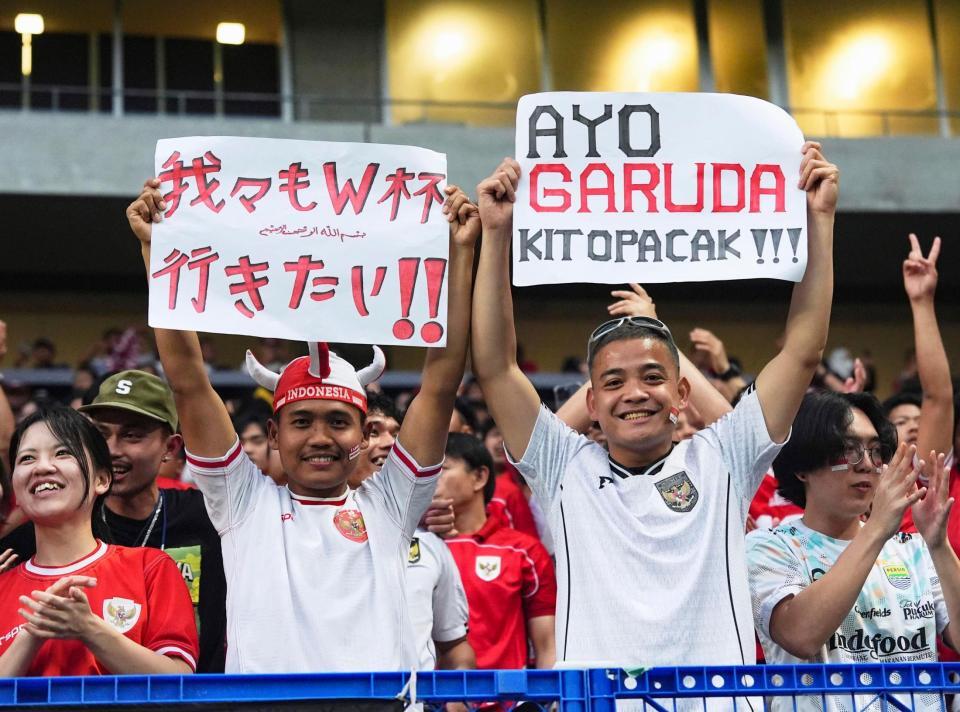 　日本戦で盛り上がるインドネシアのサポーター