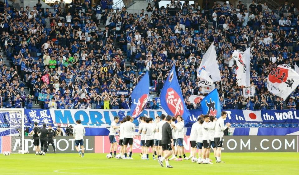 　選手に声援を送る日本サポーター