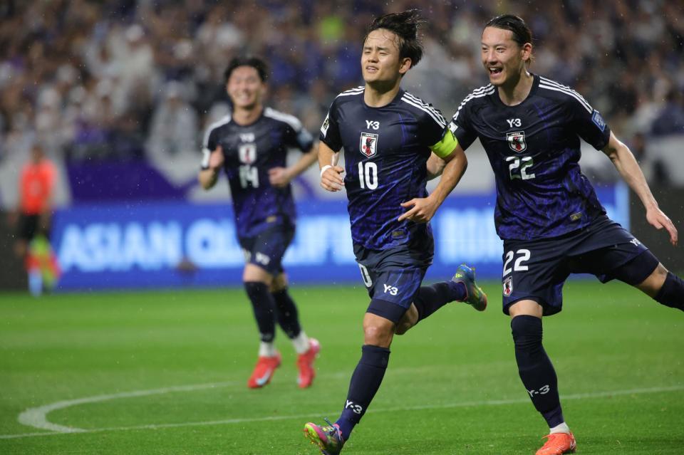 　ゴールを喜ぶ久保建英（撮影・坂部計介）