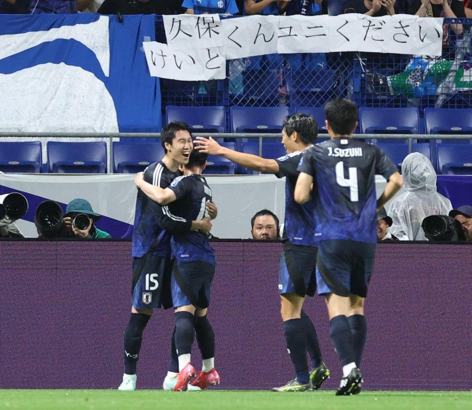 　前半、先制ゴールを奪い、喜ぶ日本代表・鎌田大地（左）＝撮影・北村雅宏