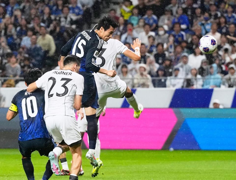 　前半、ヘディングで先制ゴールを決める鎌田（１５）