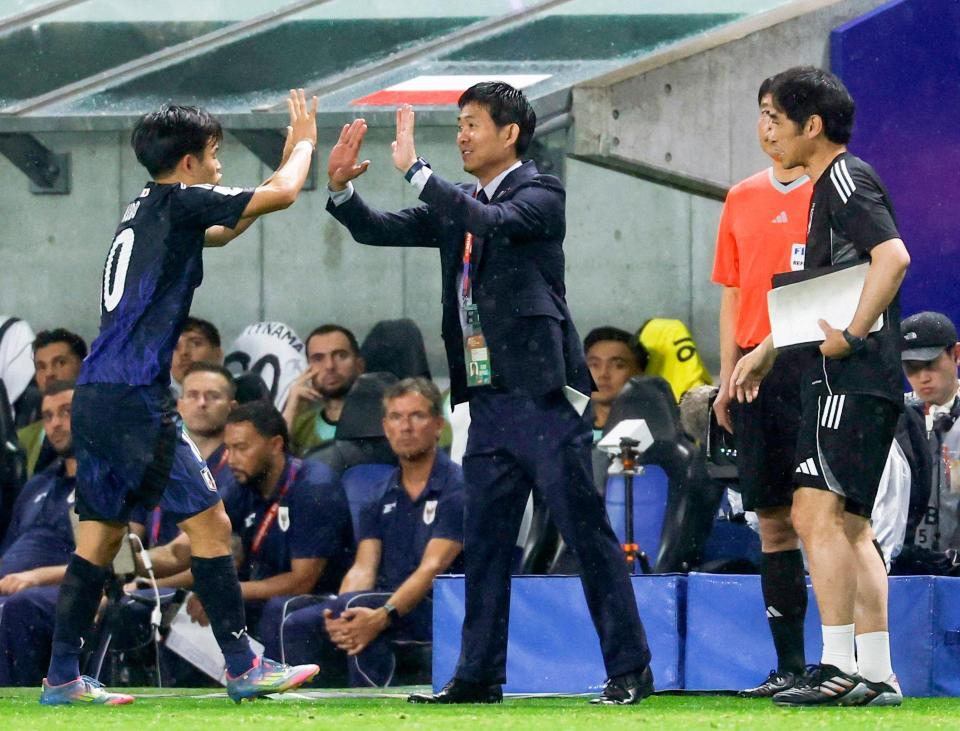 　前半、チーム２点目のゴールを決めた久保とタッチを交わす森保監督（中央）