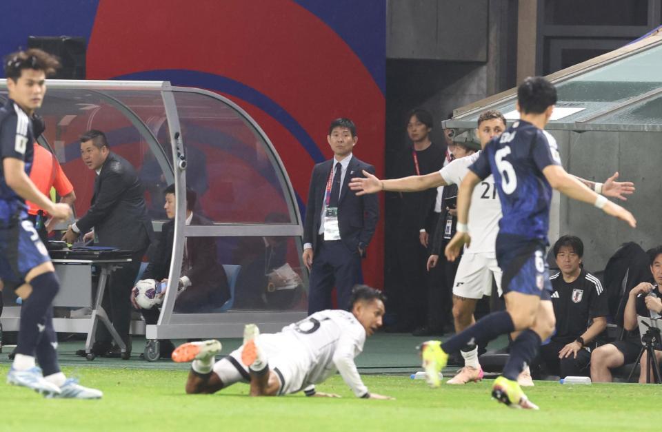 　前半、試合を見守る日本代表・森保一監督（中央）＝撮影・北村雅宏