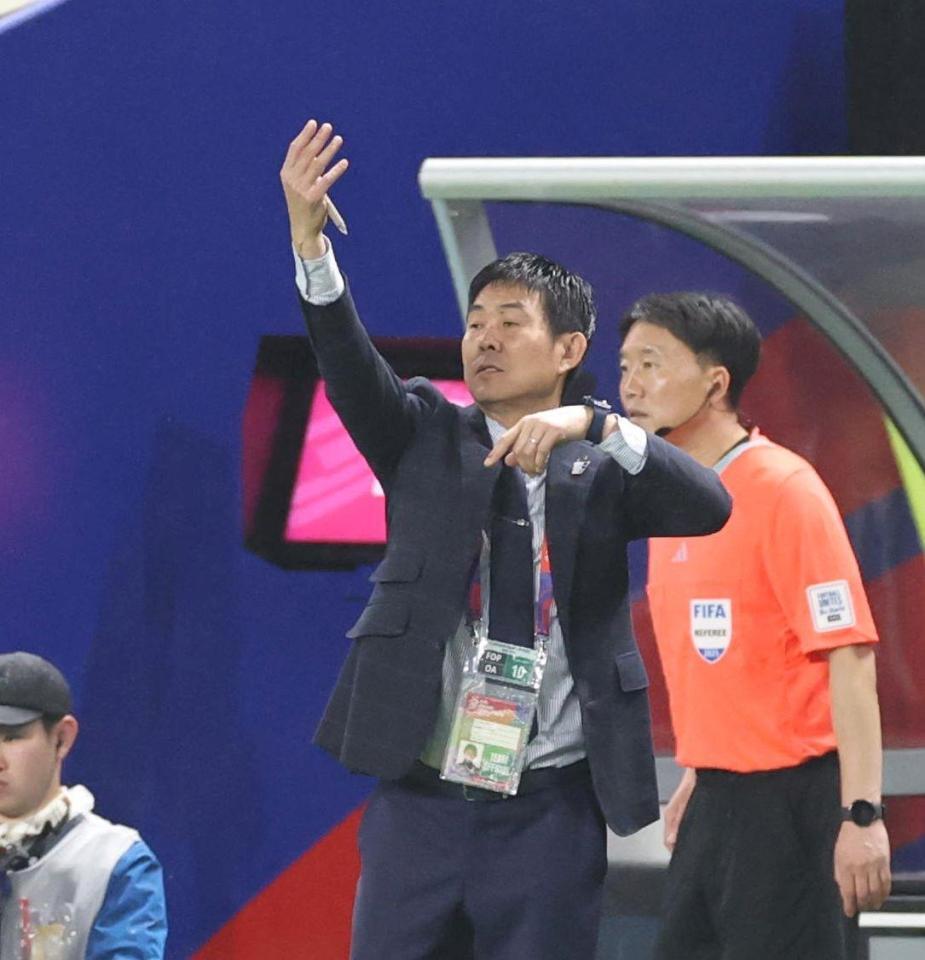 　前半、イレブンを鼓舞する日本代表・森保一監督（撮影・北村雅宏）