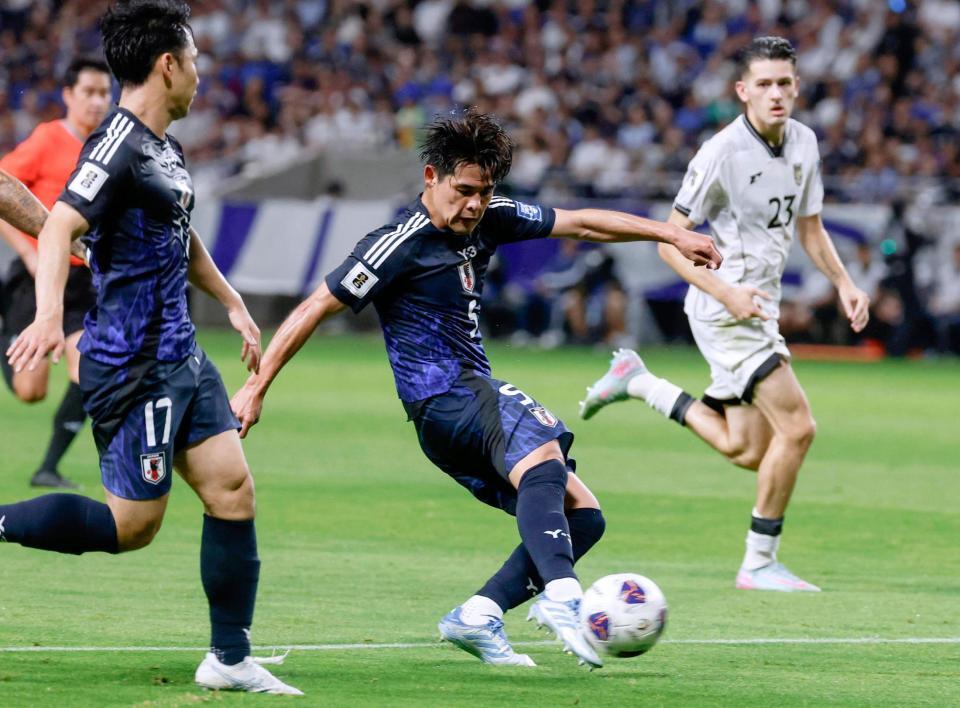 　後半、ゴールを狙う佐野海（中央）