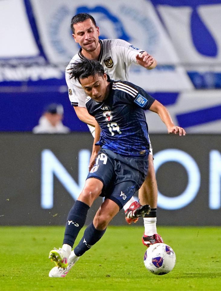 　後半、競り合う佐野航（手前）