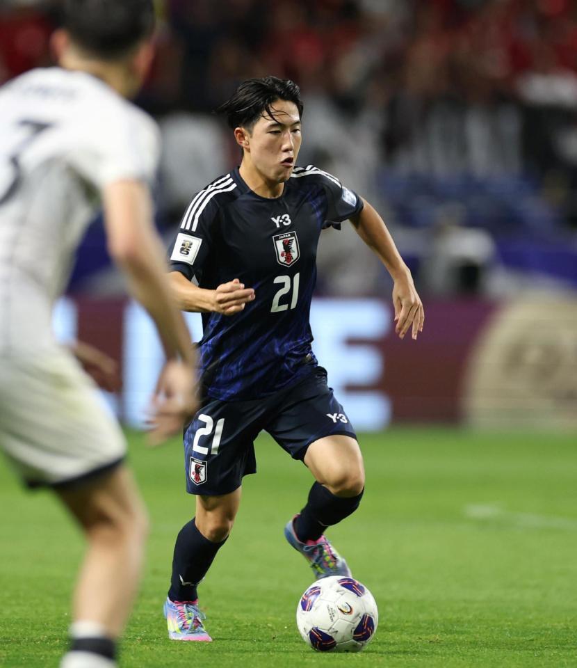 　後半、攻め上がる日本代表・佐藤龍之介（撮影・北村雅宏）