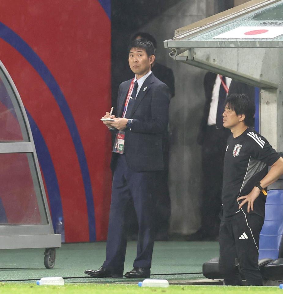 　前半、試合を見守る日本代表・森保一監督（左）＝撮影・北村雅宏