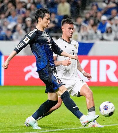 　前半終了間際、自身２点目のゴールを決める鎌田（左）