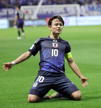 　前半、ゴールを決め、ピッチに滑り込んで喜ぶ久保（撮影・坂部計介）