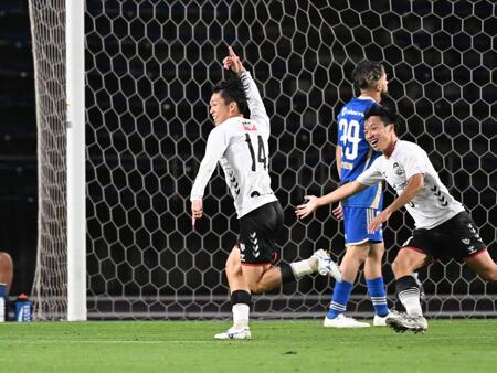 　後半、ゴールを決め喜ぶ京産大・長谷川（１４）