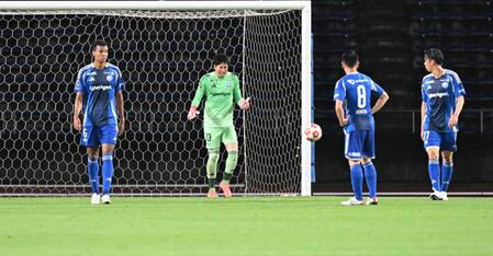 　後半、ゴールを決められ厳しい表情の町田・ＧＫ守田（中央）ら