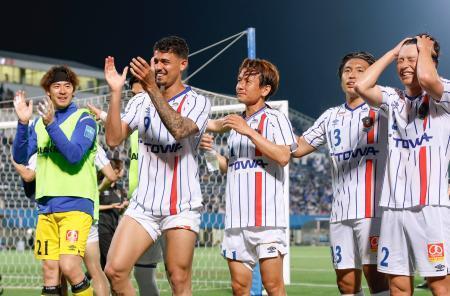 　横浜Ｍに快勝し、サポーターと喜びを分かち合うルイスフェルナンド（左から２人目）らラインメール青森の選手たち＝ニッパツ