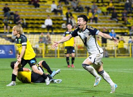 　延長後半、先制ゴールを決め、駆け出す東洋大・山之内（右）