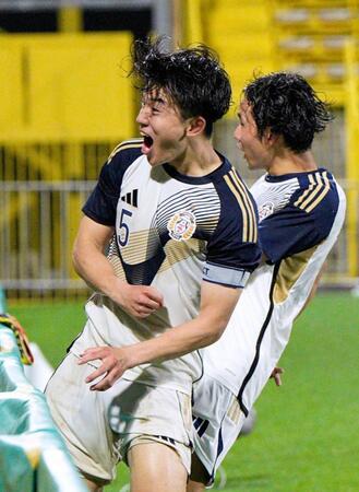 　延長後半、先制ゴールを決め、大喜びの東洋大・山之内（左）
