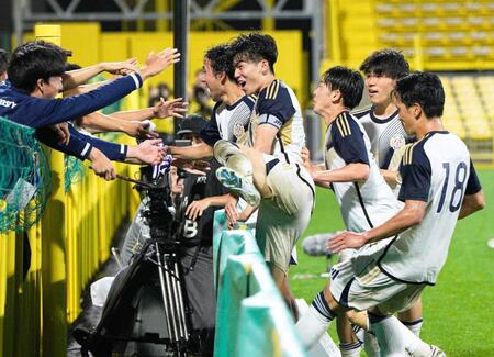 　延長後半、先制ゴールを決め、大喜びの東洋大・山之内（中央）ら