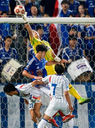 　後半、セーブするラインメール青森・ＧＫ広末（上）