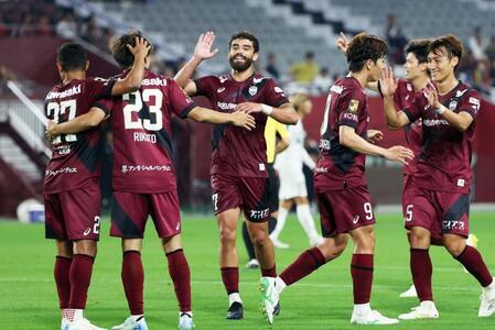 　後半、広瀬（２３）のゴールで４ー１とリードを広げ、喜ぶ神戸イレブン