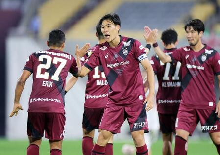 　後半、エリキ（２７）のゴールで２ー０とし、ハイタッチする山川（中央）ら神戸イレブン