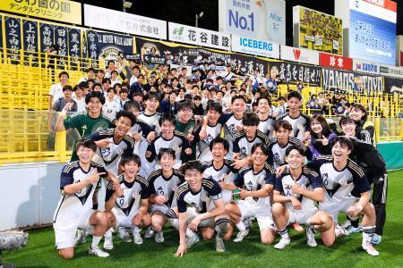 　柏に勝利し、笑顔で写真に納まる東洋大の選手たち＝三協Ｆ柏