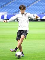 　練習に臨む日本代表・久保建英（撮影・中田匡峻）