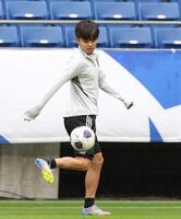 　練習をする日本代表・久保建英（撮影・中田匡峻）