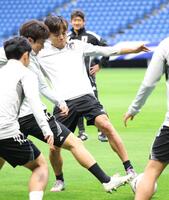 　練習に励む日本代表・久保建英（中央）＝撮影・中田匡峻